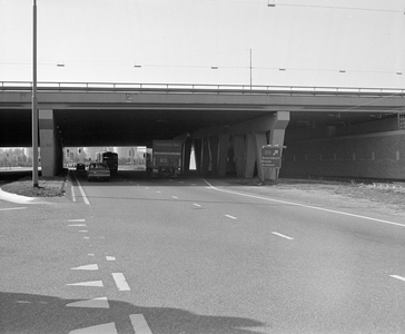 884395 Gezicht op het viaduct in de A12 over de Europalaan te Utrecht, uit het noordoosten, met op de achtergrond het ...